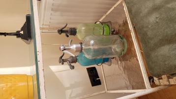 Set van 4 oude sodaflessen spuitflessen beschikbaar voor biedingen