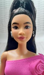 Barbie Deluxe Style met zwart haar en prothese, Kinderen en Baby's, Speelgoed | Poppen, Ophalen of Verzenden, Nieuw, Barbie