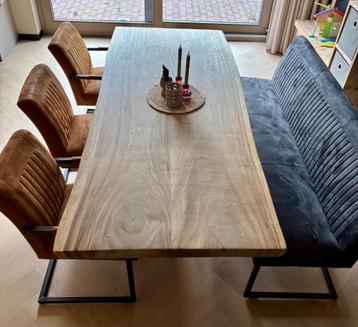 Complete eetkamer set beschikbaar voor biedingen