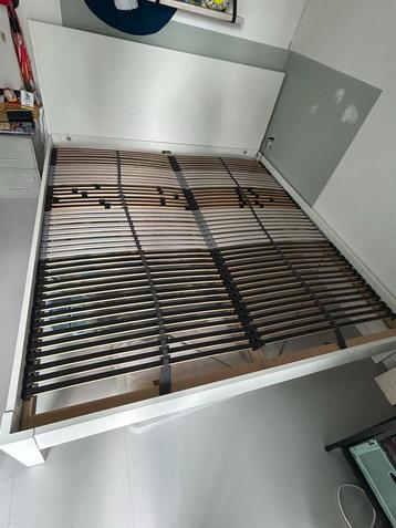 Wit tweepersoons bedframe met lattenbodem beschikbaar voor biedingen