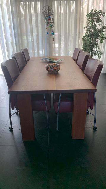 Eettafel met leren stoelen beschikbaar voor biedingen