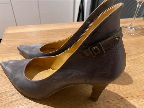 Grijze pump met verhoogde achterkant, Kleding | Dames, Schoenen, Gedragen, Pumps, Grijs, Ophalen of Verzenden