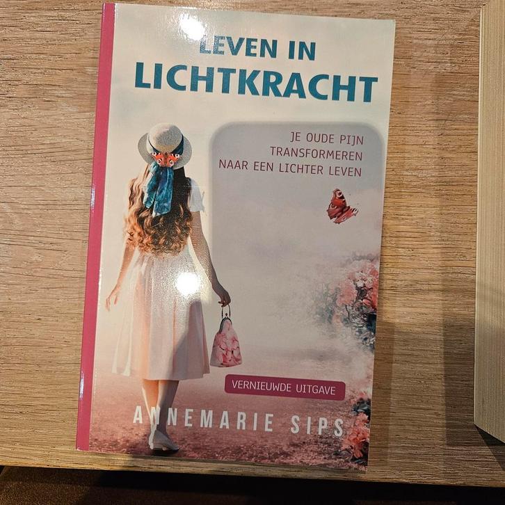 Leven in Lichtkracht - Annemarie Sips, Boeken, Esoterie en Spiritualiteit, Zo goed als nieuw, Achtergrond en Informatie, Spiritualiteit algemeen