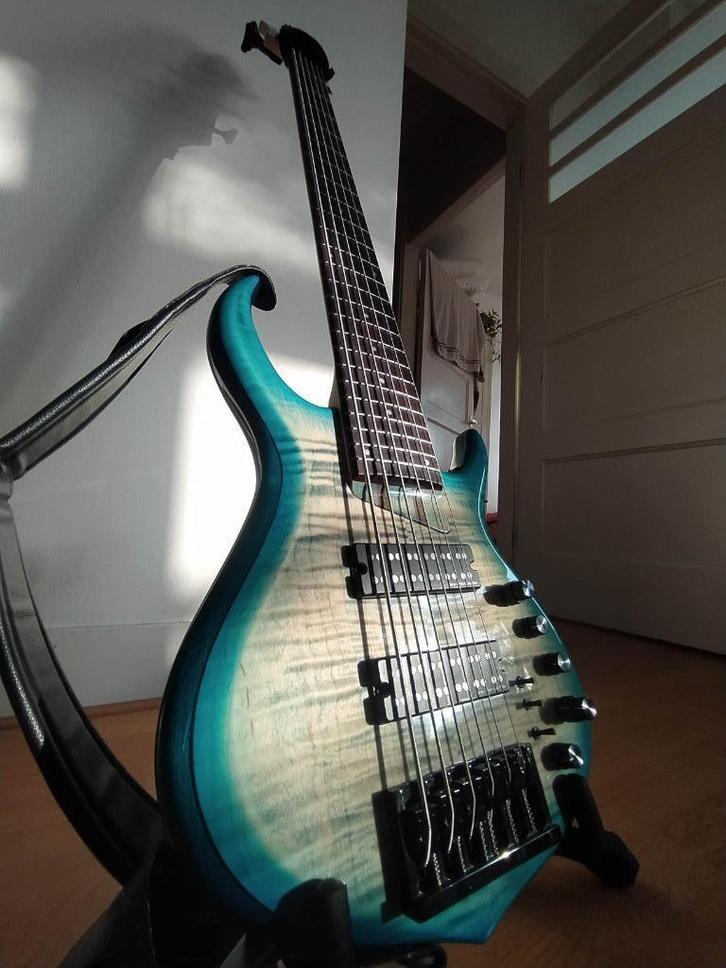 6 snarige bas + GRATIS koffer, riem, snarenset, fretwrap, Muziek en Instrumenten, Snaarinstrumenten | Gitaren | Bas, Zo goed als nieuw