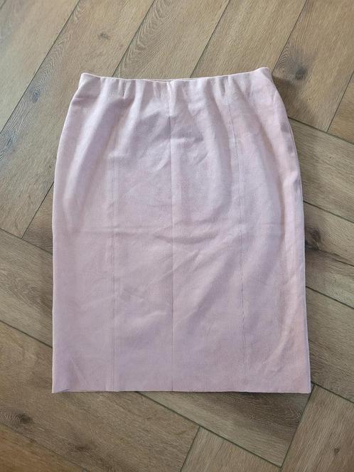 Super mooie suede rok van Marccain, maat N4=38, Kleding | Dames, Rokken, Zo goed als nieuw, Maat 38/40 (M), Roze, Knielengte, Ophalen of Verzenden