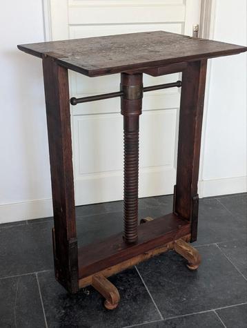Sta tafel van antieke linnen pers. Vintage sta tafel beschikbaar voor biedingen