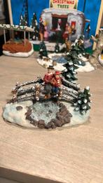 Zitten op een brug boven rivier bij kersthuisjes, Diversen, Kerst, Ophalen of Verzenden, Zo goed als nieuw