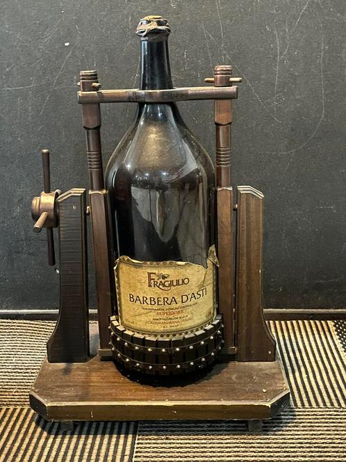 Fragiulio Barbera D’asti fles in schenk systeem, Antiek en Kunst, Antiek | Overige Antiek, Ophalen