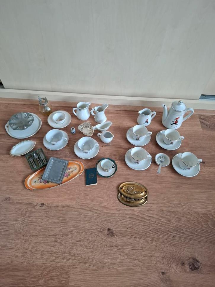 Diverse kinderservies kopjes en kannetjes+Van Nelle servies, Antiek en Kunst, Antiek | Servies compleet, Ophalen of Verzenden
