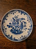 Delfts blauw bord met vogel en bloemmotief, Ophalen of Verzenden