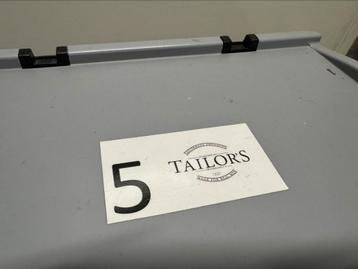 Doos vol Tailor’s baard- & verzorgingsproducten beschikbaar voor biedingen