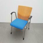 Ahrend houten eetkamerstoelen met blauwe stof en houten rug