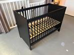 Houten ledikant zwart Europe baby Vittoria, Ophalen, Zo goed als nieuw, Lattenbodem, Minder dan 140 cm