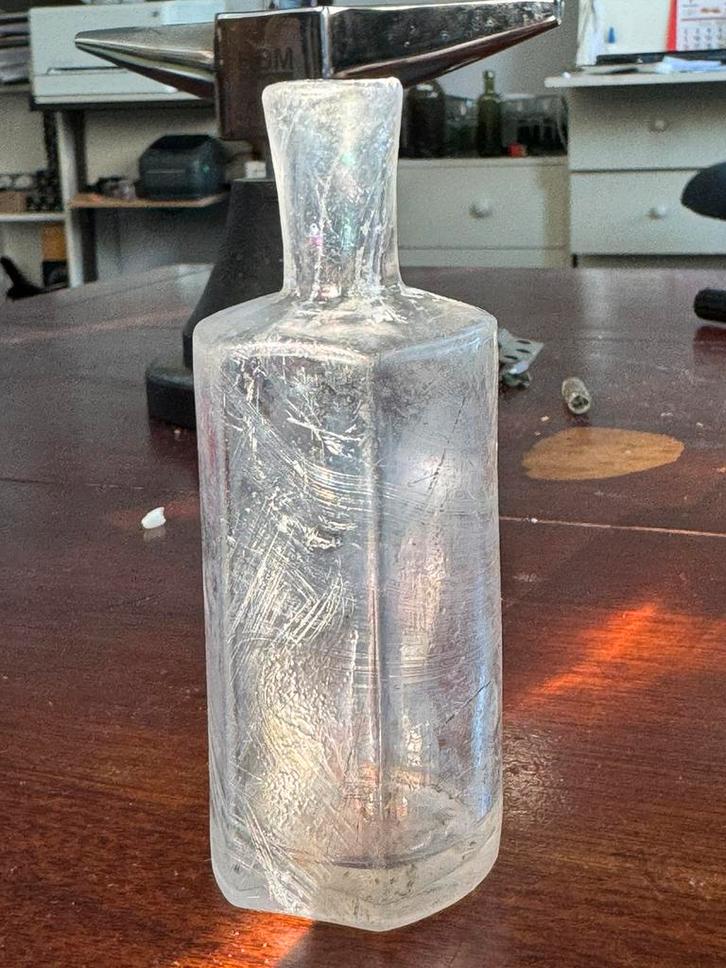 Bodemvondst 1890 Zeldzame mooi geïriseerd flesje, Antiek en Kunst, Antiek | Glas en Kristal, Verzenden