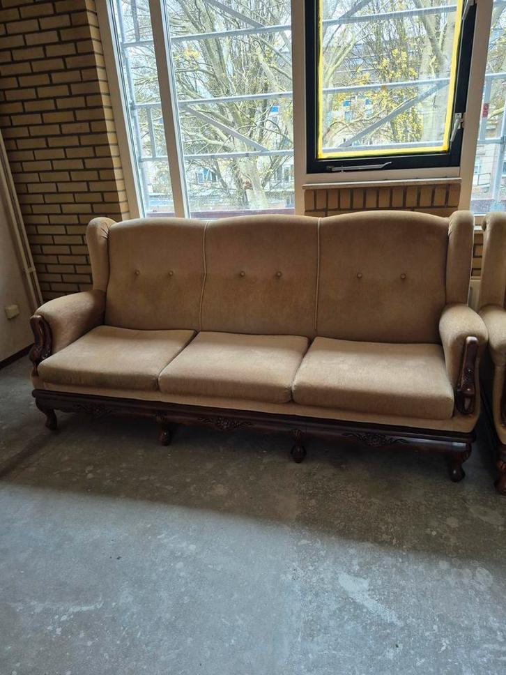 Klassieke Driepersoonsbank met Houten Details, Huis en Inrichting, Banken | Bankstellen, Gebruikt, Rechte bank, Driepersoons, 200 tot 250 cm