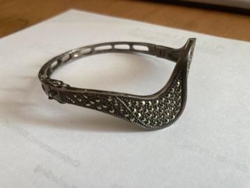 Prachtige antieke zilveren armband met steentjes. beschikbaar voor biedingen