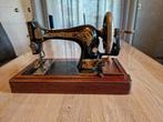 Antieke Singer naaimachine in z.g.s., Ophalen