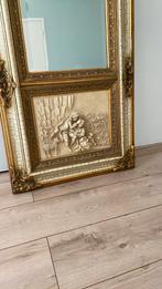 spiegel met gouden lijst en reliëf, Huis en Inrichting, Woonaccessoires | Spiegels, Gebruikt, Ophalen of Verzenden, 75 tot 100 cm