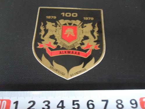 sticker alkmaar 100 jaar vrijwillige brandweer 1879-1979 *, Verzamelen, Stickers, Zo goed als nieuw, Bedrijf of Vereniging, Ophalen