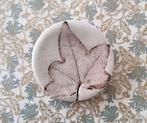 Mooie atelier gemaakte witte stenen broche met bruin blad., Sieraden, Tassen en Uiterlijk, Broches, Ophalen of Verzenden, Zo goed als nieuw
