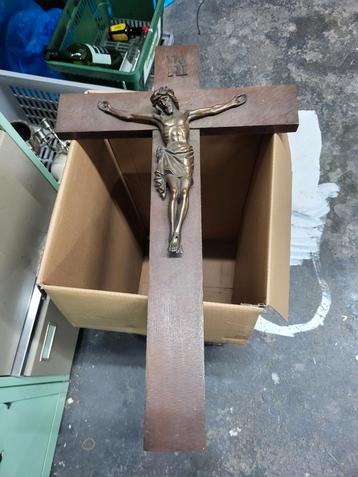 Antiek Houten Kruisbeeld met Bronzen Corpus beschikbaar voor biedingen