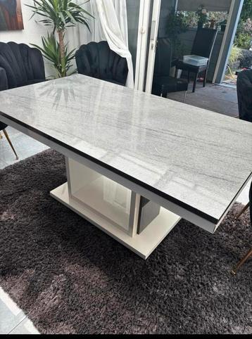 Moderne eettafel met stenen blad beschikbaar voor biedingen