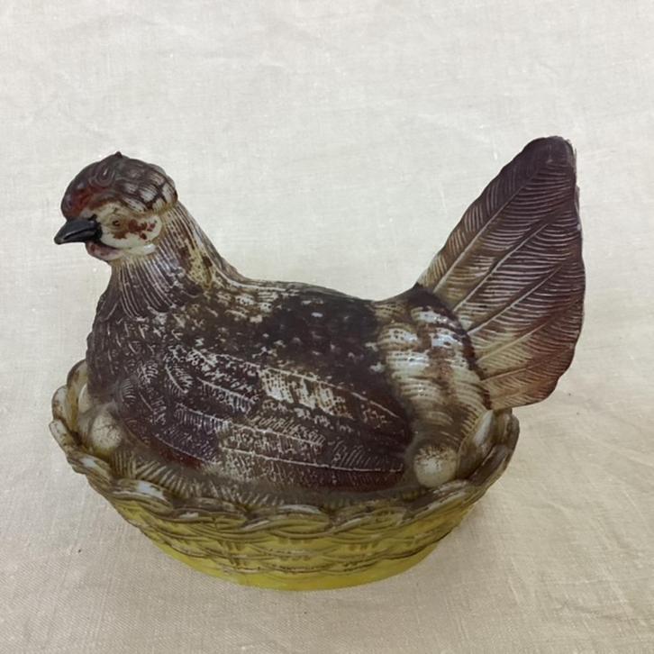 Vallerysthal antieke kip op schaal van melkglas., Antiek en Kunst, Antiek | Schalen, Ophalen of Verzenden