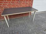Stalen Tafel met hout/kunststof blad., Ophalen, Kunststof, Gebruikt, 25 tot 50 cm
