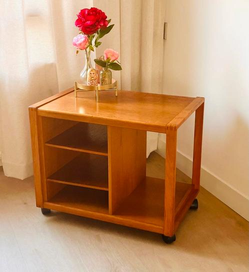 Vintage tafel / platentafel / audiomeubel stijl van Dyrlund, Huis en Inrichting, Tafels | Sidetables, Zo goed als nieuw, 25 tot 50 cm