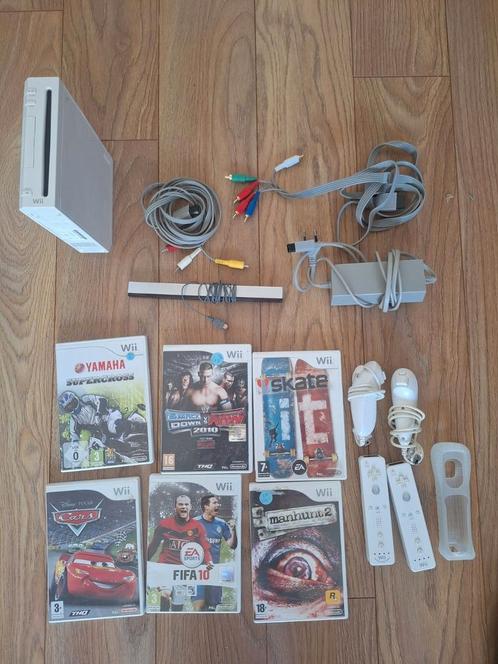 Nintendo wii met 2 controllers, 2 nunchuks en 6 games, Spelcomputers en Games, Spelcomputers | Nintendo Wii, Zo goed als nieuw