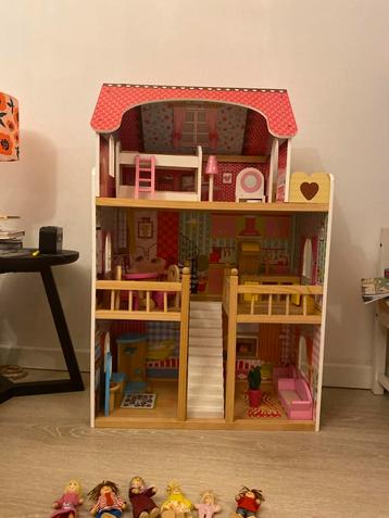 Poppenhuis met Poppen en Meubels beschikbaar voor biedingen