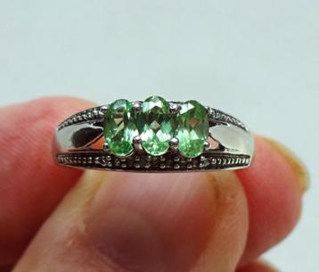 Zilveren riviere ring: 3 x groene apatiet + 2 x diamantje beschikbaar voor biedingen