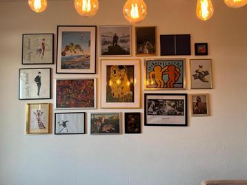 Mooie Art Wall met Diverse Prints beschikbaar voor biedingen
