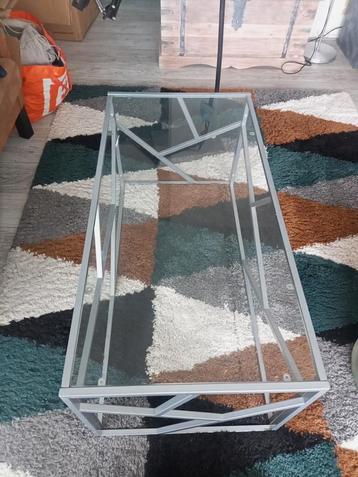 Moderne salontafel van glas en metaal beschikbaar voor biedingen