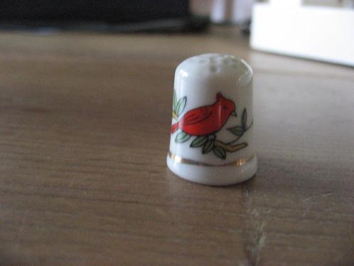 vintage porseleinen vingerhoedje met vogel en gouden randje, Verzamelen, Vingerhoedjes, Nieuw, Porselein, Reliëf, Verzenden