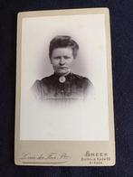 CDV, Vrouw, L. VAN DER FEER & ZN, SNEEK, Carte de Visite 2, Ophalen of Verzenden, Voor 1940, Gebruikt, Foto