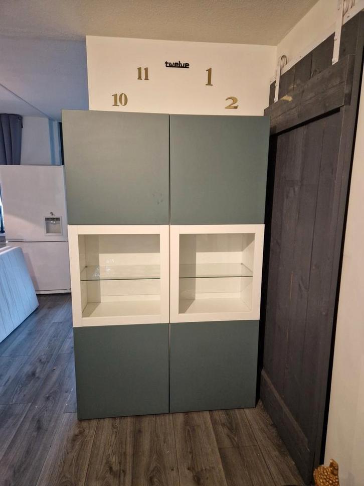 Ikea besta vitrinekast wit met groene fronten., Huis en Inrichting, Kasten | Vitrinekasten, Gebruikt, 150 tot 200 cm, 100 tot 150 cm