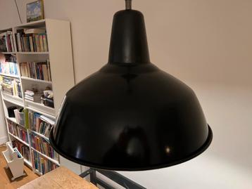 Twee industriële hanglampen diameter ca. 45 cm beschikbaar voor biedingen