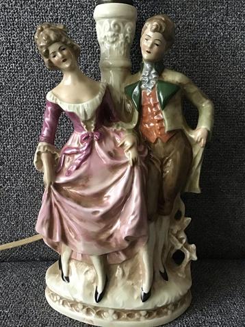 Vintage Porseleinen tafellamp voet. Romantisch stel beschikbaar voor biedingen