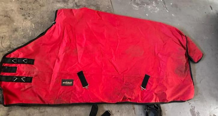 2x 100 gram 195 rood, Dieren en Toebehoren, Paarden en Pony's | Dekens en Dekjes, Gebruikt, Deken, Ophalen of Verzenden