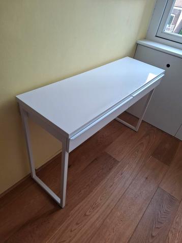 Mooi ondiep bureau (ikea Besta Burs), twee ruime lades. beschikbaar voor biedingen
