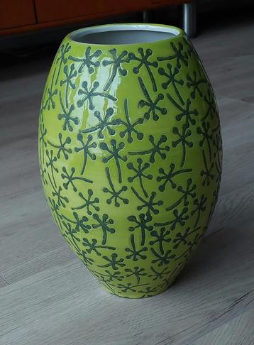 Lime-groene grote zware vaas. Sinttip/Kersttip  beschikbaar voor biedingen