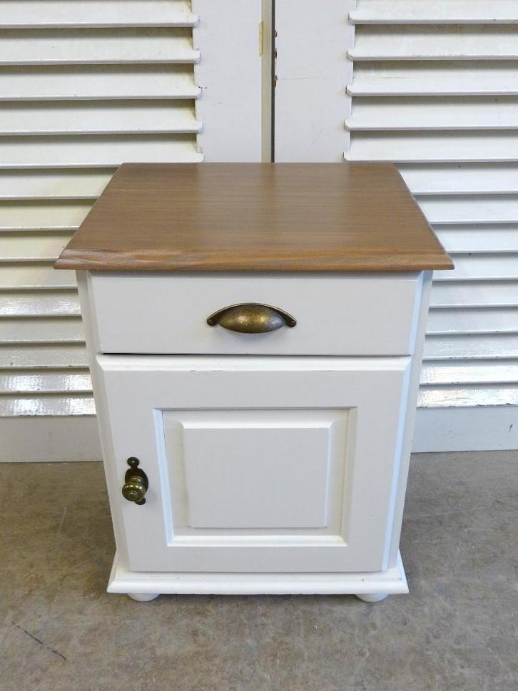 Mooi  wit landelijk nachtkastje, Huis en Inrichting, Slaapkamer | Nachtkastjes, Zo goed als nieuw, 55 tot 70 cm, 45 tot 65 cm