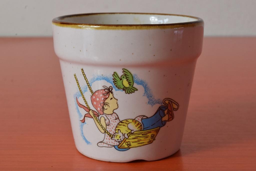 Retro vintage jaren 70 bloempotje - Meisje op schommel, Ophalen of Verzenden