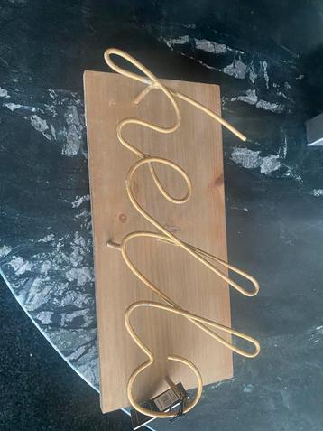 Wand bord hello hout met goud metaal beschikbaar voor biedingen
