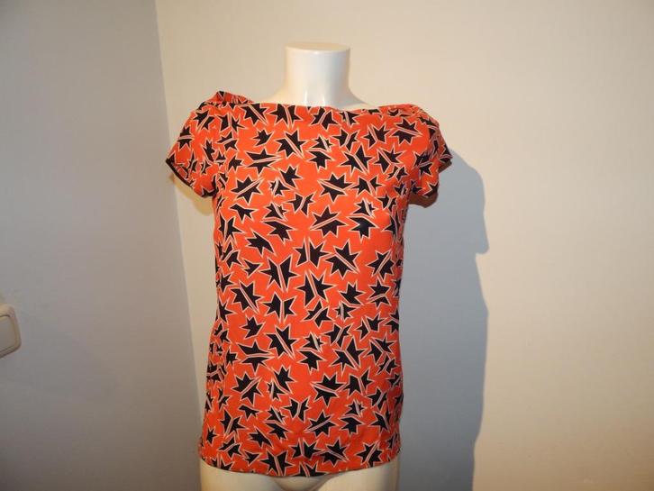Miu Miu rode sterren top shirt merk in de stof apart S, Kleding | Dames, Tops, Zo goed als nieuw, Maat 36 (S), Rood, Korte mouw