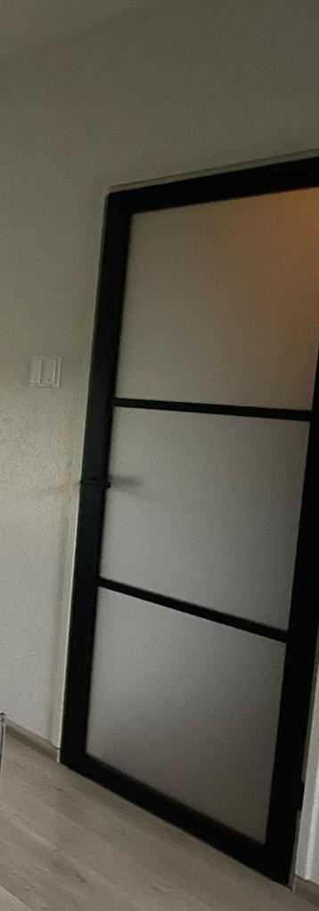 Opdekdeur zwart satijn glas beschikbaar voor biedingen