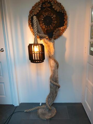 Stoere landelijke staande lamp van drijfhout  beschikbaar voor biedingen