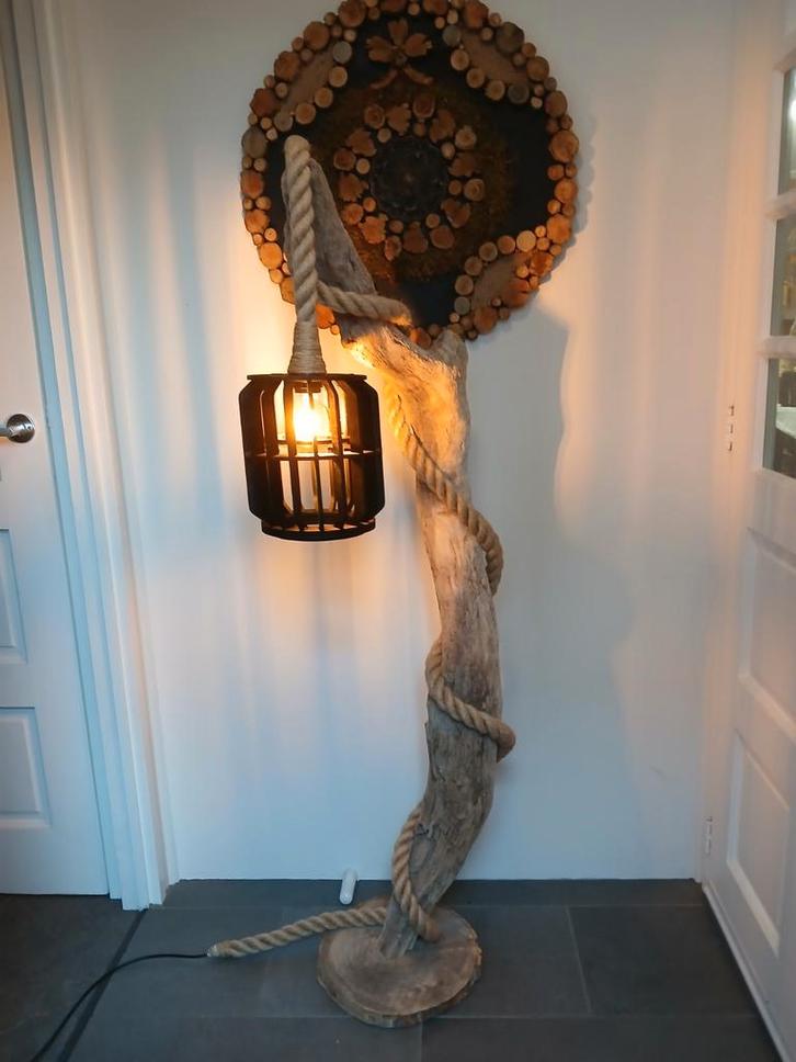 Stoere landelijke staande lamp van drijfhout, Huis en Inrichting, Lampen | Vloerlampen, Nieuw, 100 tot 150 cm, Hout, Ophalen of Verzenden