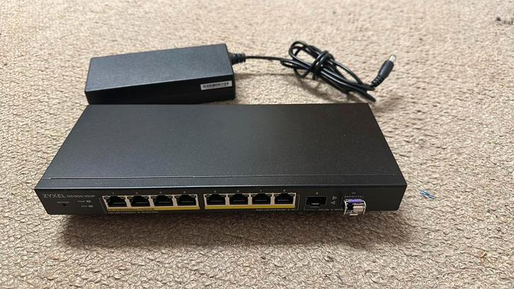 Zyxel GS1900-10HP 8-poorts Gigabit switch met PoE en SFP, Computers en Software, Netwerk switches, Zo goed als nieuw, Ophalen of Verzenden